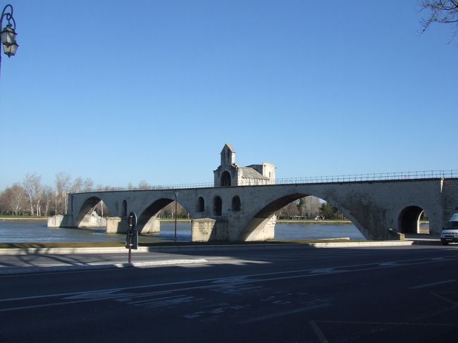 橋の〜上で〜お〜どるよ、踊るよ！のアビニョンのサン・ベネゼ橋です。
