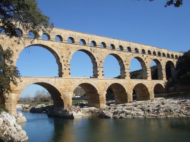 ローマ時代の水道橋。ほとんど当時のままです。<br />すごい！！の一言です。