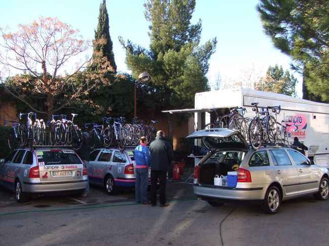 「ツール・ド・メディテラネオ」の自転車のチームと同宿でした。