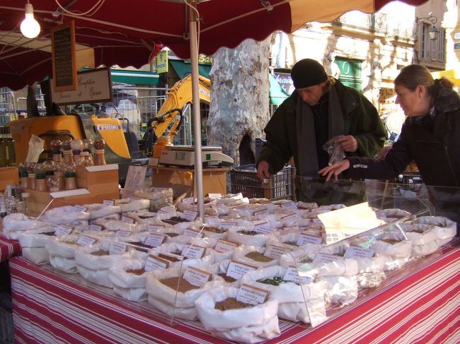 エクサン・プロバンスの朝市のスパイスのお店。