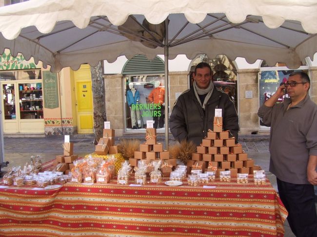こちらは｢カリソン（プロバンスのお菓子）」お店とお兄さん
