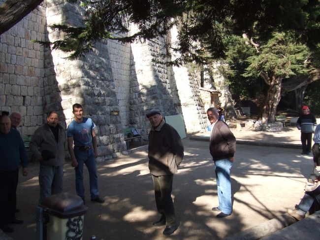 南仏のゲートボール「ペタンク」をやっていました。