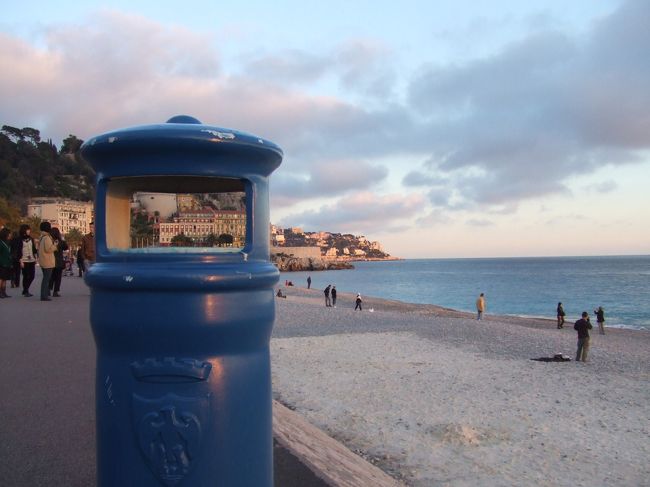 まだちょっと肌寒いニースの海岸