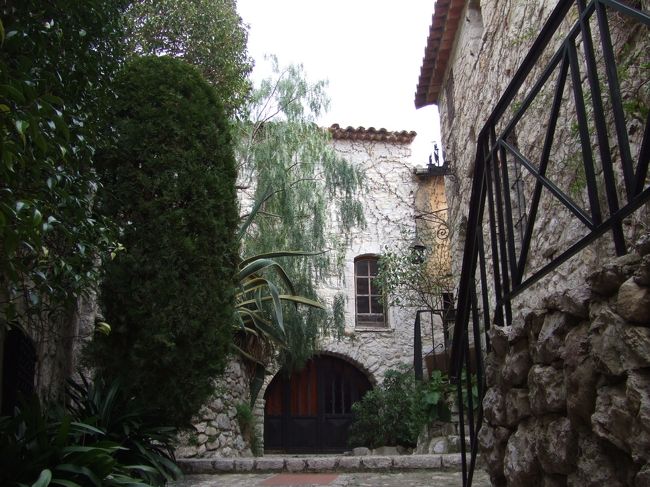 鷲巣村「エズ」の街角。しっとりしたいい感じでした。