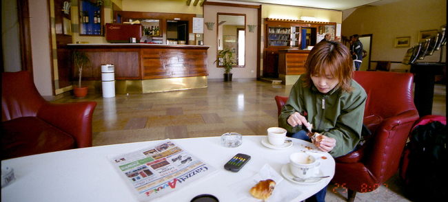 朝食は、カプチーノとパンバイキング。<br />なんとロビーのソファーで食べる。<br />パンがおいしい！