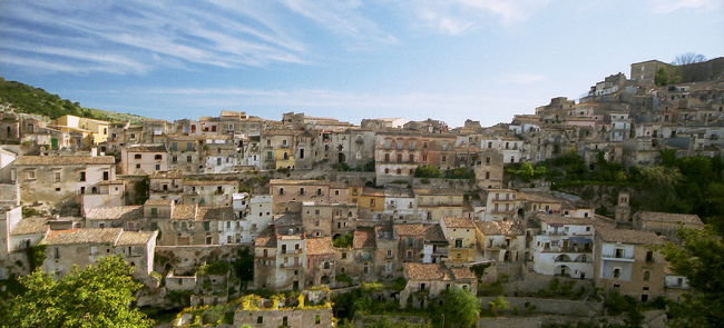 石畳の坂道をどんどん登って行くと、<br />旧市街が見渡せる場所に来ました