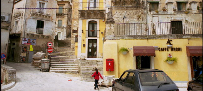 よいよ旧市街へ入って行きます。<br /><br />街の入口にて、小さなポストを発見。