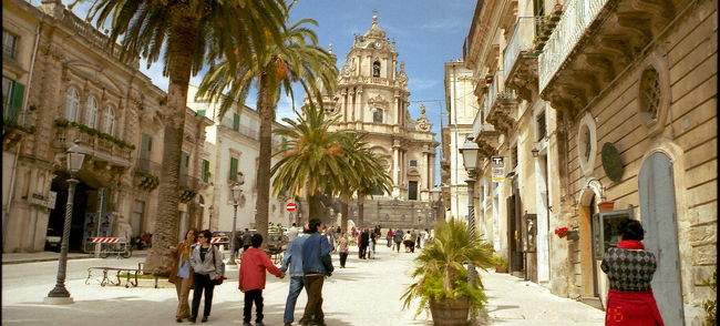 サン・ジョルジョ教会 と教会前のドゥオモ広場 