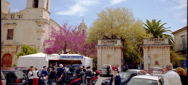 Giardino Ibleo（イブレオ庭園）に到着。<br />エントランス付近は、人がたくさん。<br />活気に溢れています 