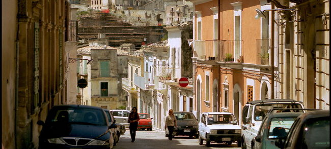 教会西側につづく街