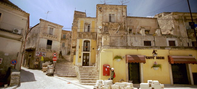 先ほどのポストの地点に戻る。<br />ここで、ちょっと手紙を出してみます。<br /><br />いったん駐車場へ戻り、昼食。<br />昨日のスーパーで買った<br />ハムやチーズ、サラダetcをパンでくるんで食べます 