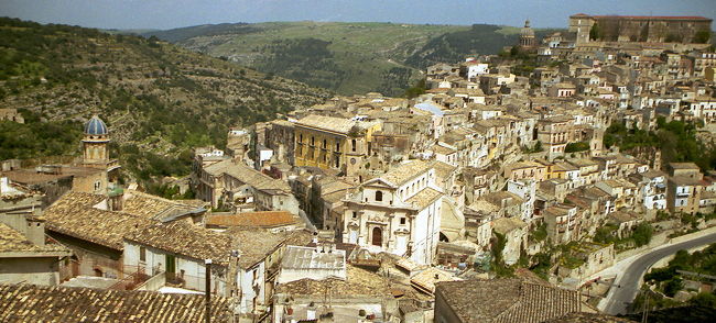 手前のエリアと、<br />谷を挟んで、向こう側のエリア。