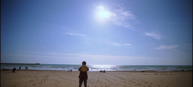 ラグーサを出て10分程で、<br />海岸線の街、Marina di Ragusaに到着。<br />ここはリゾート地のようで、<br />たくさんの人たちでとても賑わっています。<br />さすが連休。<br />みんな海水浴＆ひなたぼっこを楽しんでいます。<br /><br />写真はスマイルくんを持ってポーズを決める<br />アホな管理人です（^^；