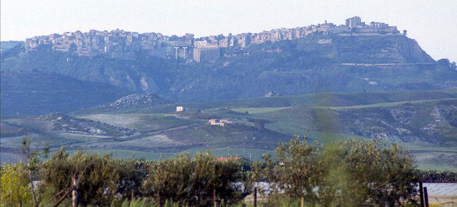 遠くには、山の頂きの街、Buteraがみえます。<br />行ってみたいですが、もう夕刻なので、<br />アグリジェンとへと急ぎます。