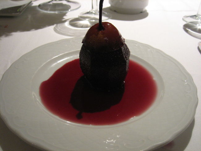 ”洋ナシのワイン漬け”<br />洋ナシをただポートワインに漬け込んだもので、煮てないので　ワインの香りも食感も良く、とても美味しいです。<br />一度お試しあれ・・・