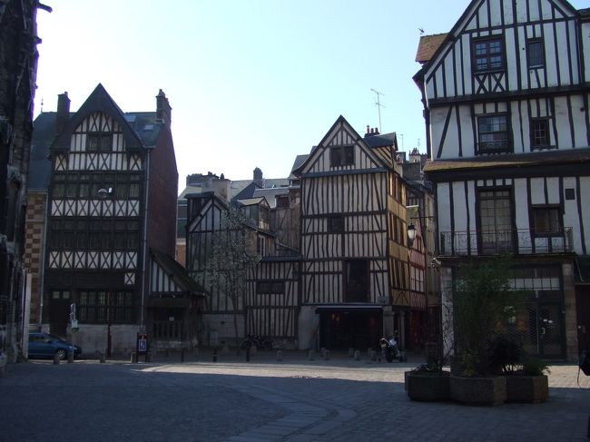 最初にルーアンを訪問。木骨組の家のある横丁