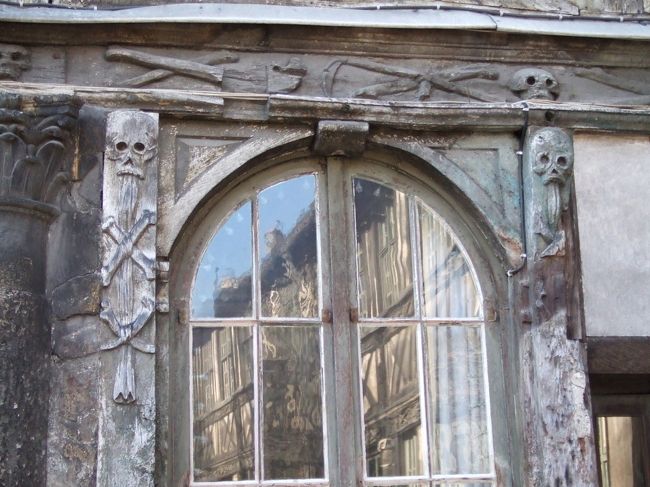 サン・マクルー回廊は現在美術学校の校舎。もともと教会のお墓。で、窓枠にはどくろの彫り物が・・・