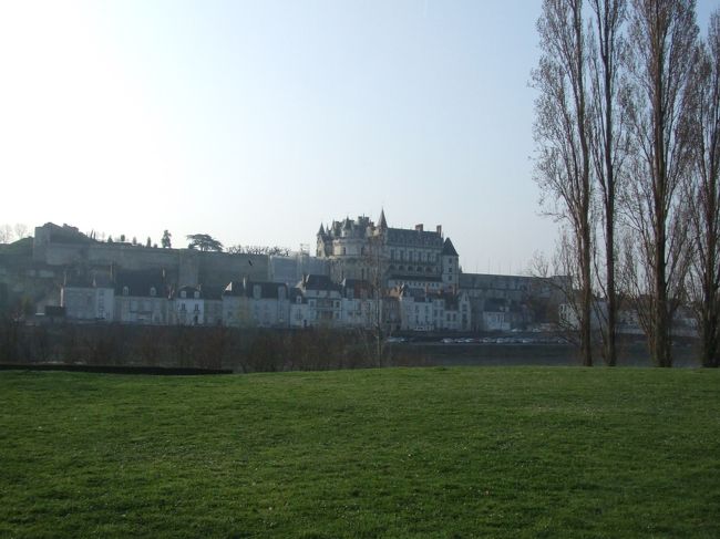 次はロワール川のドライブです。遠くにはレオナルド・ダ・ビンチが晩年を送ったアンボワーズ城