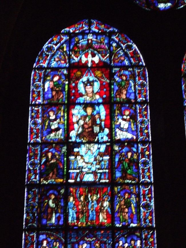 大聖堂の「シャルトルの青」といわれる、ステンドグラス。修復が終わり、きれいな青が戻っていました。