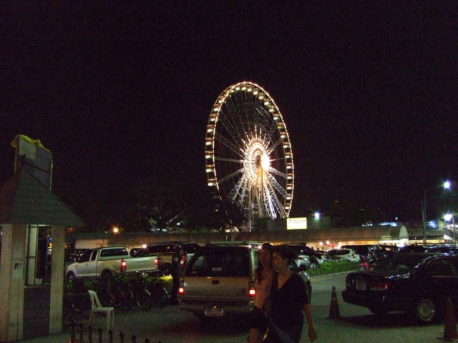 高速に回転する観覧車が見えます☆