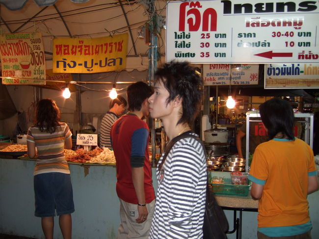 入り口には屋台が並びます。