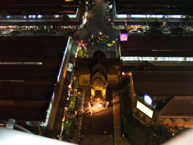 こんなに高くまで上ります。<br />観覧車は檻みたいになっていて、風通しがよかったです。<br />速度は日本のものの1.5倍くらいの速さで周り、3〜4周しました。150Bの価値はあったかな･･･。<br /><br />スリルを味わうのが好きな人は、是非お試しあれ♪