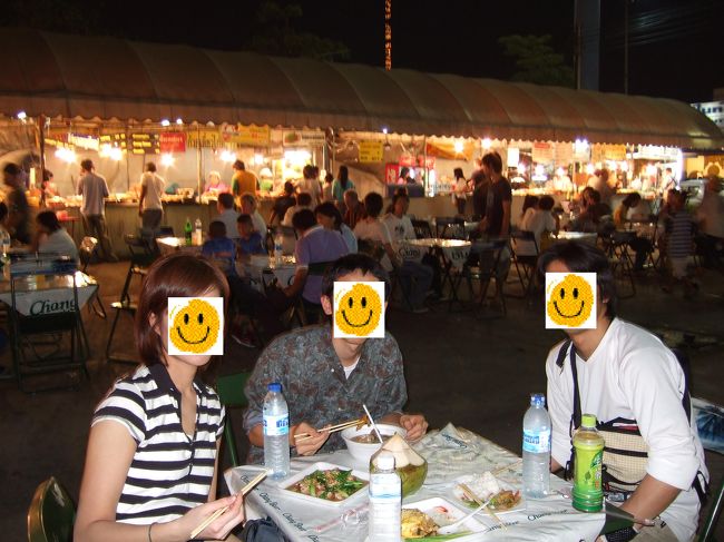 屋台を背に、初タイ飯。