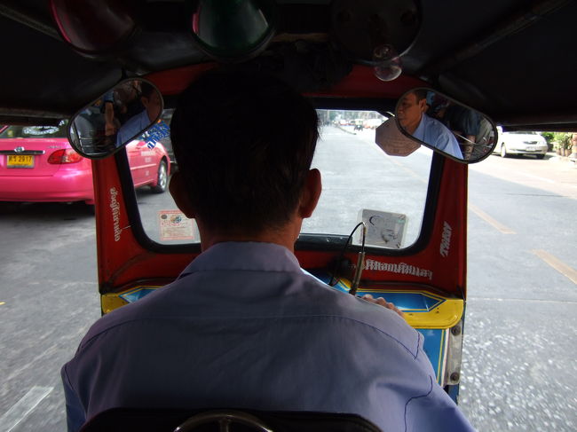 ホテルからBTS（地下鉄）の駅までトゥクトゥクに乗って行きました。<br />確か40B。交渉してもなかなかいい値段取りますw