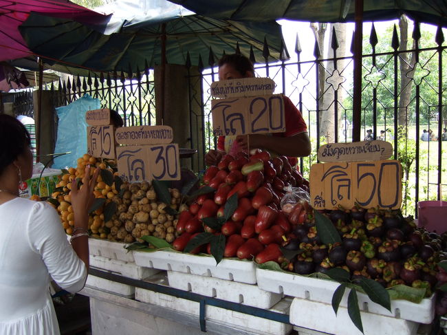 入り口付近には果物の山が。