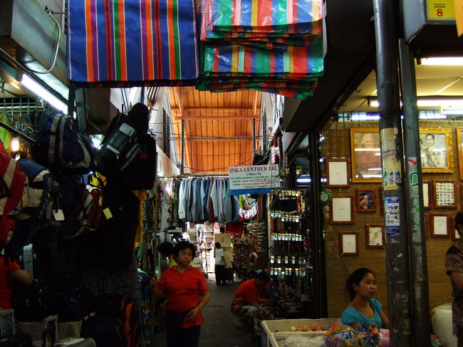 屋内に入ると、こんな感じの通路が延々と続きます。