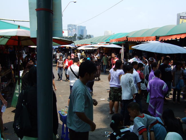 時計台の近く。午前中から賑わっています。<br />マーケットは1日で回りきれないほどののセクションに分かれ、食べ物、洋服、靴、時計、家具、動物などなど何でも揃っています。