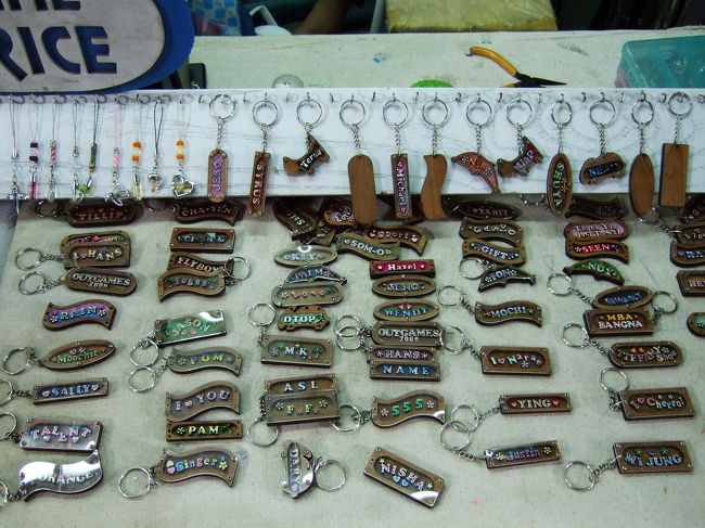 手作りのキーホルダー屋さんを発見。<br />そういえば昨日のナイトマーケットにもありました。