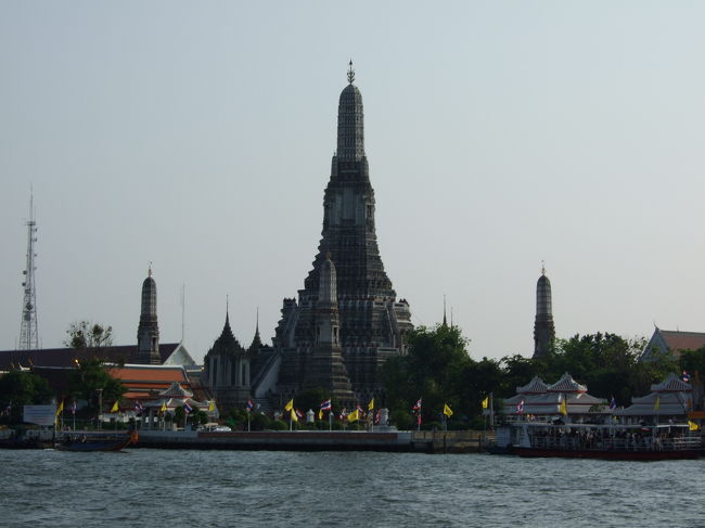 別名『暁の寺』とも言われているワットアルン。<br />（ワット＝寺、アルン＝暁）<br />三島由紀夫の作品の舞台にもなったそうです。<br /><br />ワットアルンはワットプラケオから少し歩いたところにある桟橋（ティアン船付き場）から船で対岸に渡ったところにあり、17時まで入場可能です。<br />ワットプラケオにも行きたかったのですが、15:30までとのことで、ワットアルンに行くことにしました。