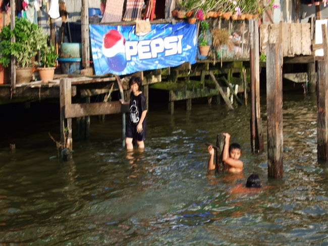 チャオプラヤ川では地元の子供が遊んでいます。<br />チャオプラヤ川の水の汚染が騒がれている中、ちょっと心配です。