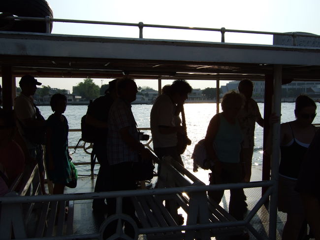 対岸から船が戻ってきたので、交代で乗り込みます。