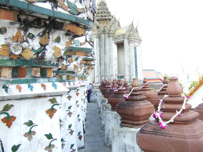 建物には綺麗な花が飾られています。