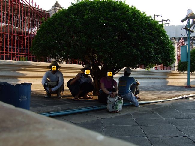 入場料は20B。<br />入ってすぐに丸い木がありました。<br /><br />この〜木なんの木気になる木♪