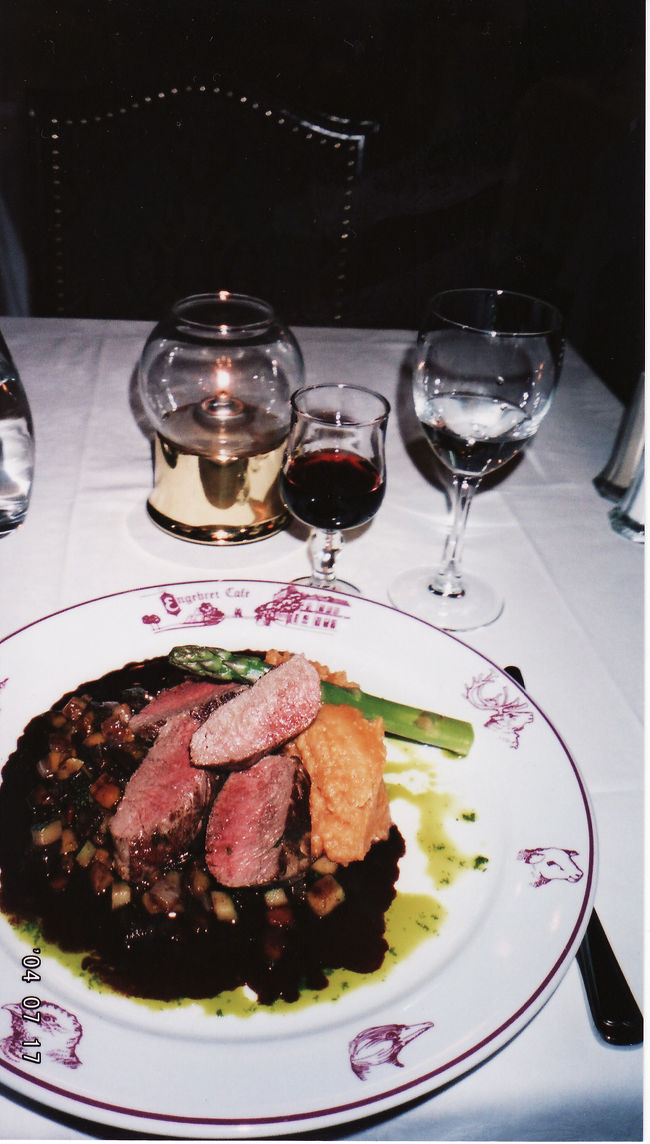 　オスロバスターミナルに到着して、すぐ夕食にした。<br /><br />　フィヨルドで海沿いばっかり行ってたから、魚はいろいろ食べたけど、肉はあんまり食べてなかった。だからトナカイ肉。牛肉みたいな感じで、わりとあっさり。臭みもない。<br />　野菜のペースト付き。ワンプレートだけどめっちゃめちゃお腹ふくれた。<br /><br />　ガイドブックに載ってたEngebret Cafeって老舗レストラン。店構えはこじんまりだけど、重厚な感じがしてバックパックにスニーカーで入りにくいな、とは思ったけど、ウェイターさんは愛想良く通してくれた。