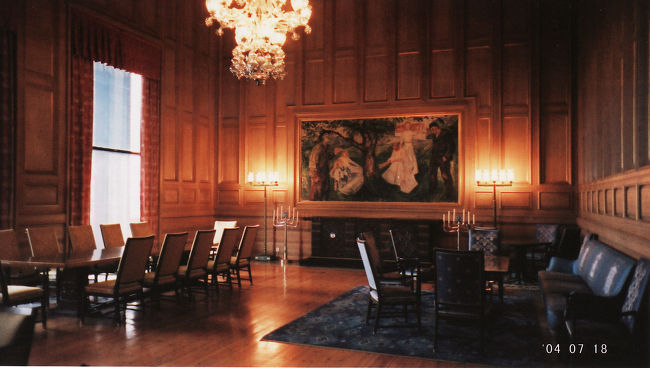 　翌日は朝から雨。しかも寒い。<br /><br />　宿を出てから中央駅の観光案内所へ行ってオスロパスを購入。美術館とか、バスやらオスロ近郊なら電車もそれで乗れるから便利。<br /><br />　市内観光はまず市庁舎から。ホールにオスロの守護聖人の壁画が描かれていて、それにまつわる伝説やらの説明があって、なかなか楽しめた。<br /><br />　写真はムンクの絵画。<br /><br />　