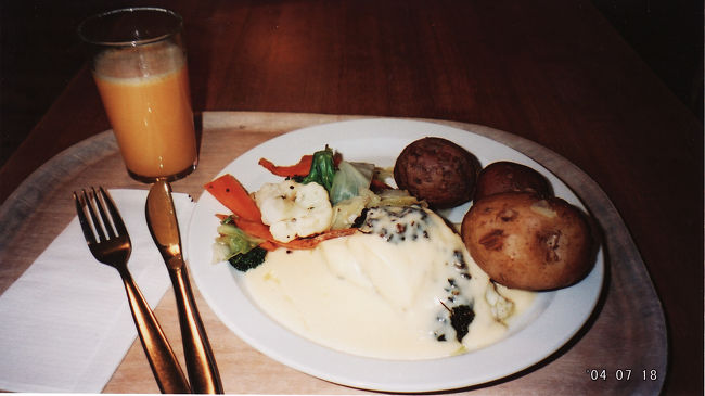 　市庁舎の後は国立美術館へ。<br /><br />　国立美術館はセキュリティが厳しくて、かばんを全部ロッカーに預けさせられた。<br />　財布とか貴重品だけは、持ち歩いても良かったみたい。<br />　ここの美術館はムンクが一番の目玉。<br />　暗いイメージだけど、色使いはわりと鮮やかな色使ったり、画面そのものはそんなに暗くはない。けど、雰囲気が重苦しい。<br />　ムンク以外にも19世紀以後の近代絵画が多い感じ。<br /><br />　そして遅めの昼食。<br />　カフェテリア形式のレストランで、ここは安かった。