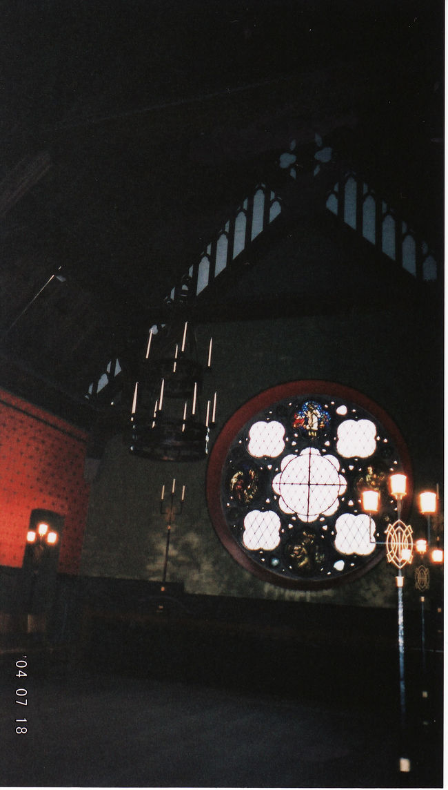 　アーケシュフース城内部。<br /><br />　ベルゲンのホーコン王の館もそうだったけど、お城と言いながらも、ものすごく質素な感じ。1つ1つの部屋があんまり大きくないし、華美な装飾品もない。<br />　ヴァイキングの末裔、極寒の北国で質実剛健な民族性なのかも・・・。