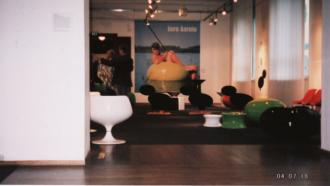 　ノルウェー手工芸博物館。<br /><br />　写真は特別展。ポップな椅子がたくさん並べてあって、実際に座って座り心地を確認できる。