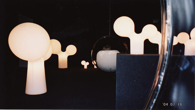 　天井から透明の球状の椅子が吊るされてる。不思議な空間。<br /><br />　特別展はポップな感じだったけど、常設展は銀細工やら、各時代ごとのドレスから最近のデザイナーがデザインしたドレスやらの展示。<br /><br />　閉館1時間前ぐらいに着いたから、あんまりじっくり見られなかったけど、ゆっくり鑑賞したい博物館だった。