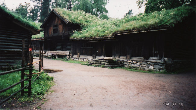 　民俗博物館。屋内展示は18時までだけど、屋外だと20時まで。<br /><br />　スターヴキルケの復元がある。<br /><br />　屋内はともかく、屋外は本当に人がいない。敷地が広いってのもあるけど、広いだけに迷子になったような気になってしまう。