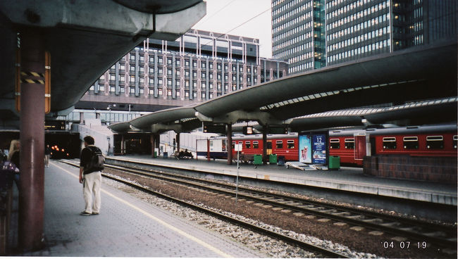 　オスロ中央駅のホーム。<br />　ついにノルウェーを発つ。<br /><br />　ノルウェーは思っていた以上に寒くて物価が高かったけど、空気も景色もきれいでまた訪れたい国の1つ。日本を出る前に溜まっていた毒が、きれいさっぱり洗い流せた感じ。