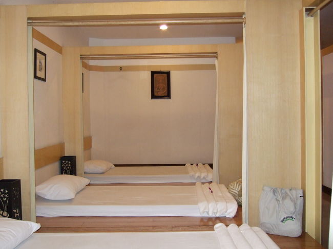 部屋はこんな感じ。<br />今回は4人で行きましたが、部屋はこのように繋がっていて、カーテンで仕切ることも可能です。