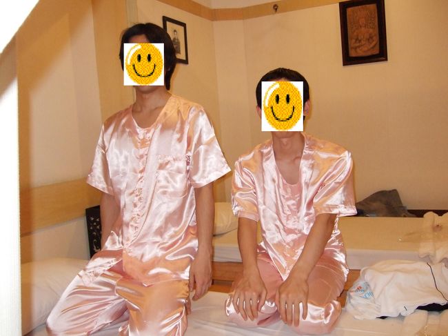 男性もピンクのパジャマでご満悦w<br /><br />2時間で500Bのタイマッサージコースを受けました♪<br />個室になっていて、落ち着いてマッサージを受けられます。<br />この値段でこの雰囲気・サービスはオススメです☆