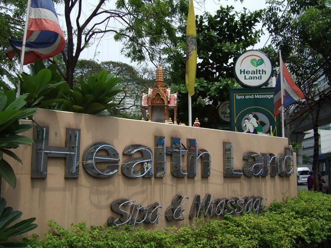 道路沿いに目立つ看板が見えます。