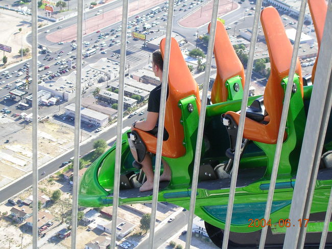 「ストラトスフィア」のテッペン。<br /><br />怖いけど、乗るべし。<br /><br />乗るなら、履物脱いで１番先頭へ。