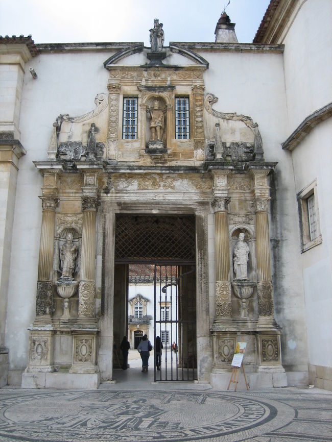 コロンビア大学の門：「鉄の門」と呼ばれている。<br />